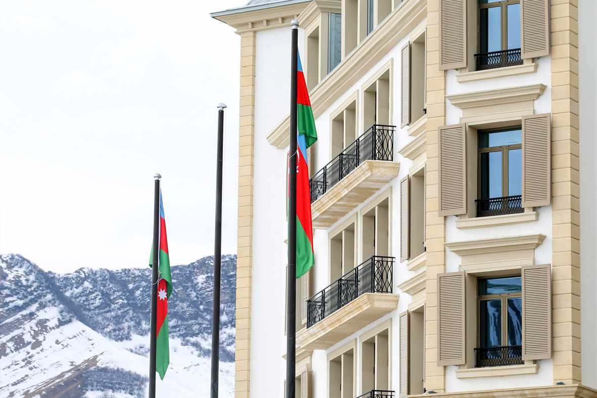 Flagpoles Pik Palace Hotel · Astas de bandera - IDEA.AZ